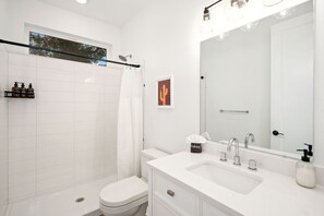 Badewanne, Haartrockner, Handtücher
