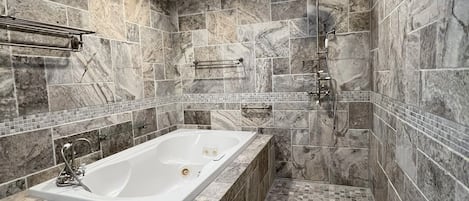 Bañera de hidromasaje, secador de pelo, toallas y jabón