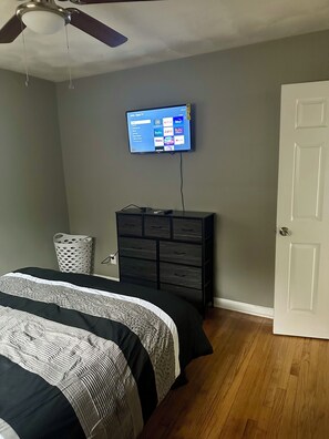 3 makuuhuonetta, työpöytä, silitysrauta/-lauta, vauvan matkasänky