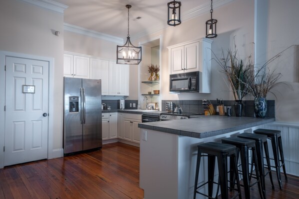 冷蔵庫、電子レンジ、オーブン、コンロ