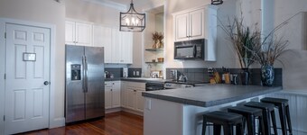 Heart of Downtown Wilmington ILM - Sleeps 12! Sauna, walking distance to a lot.