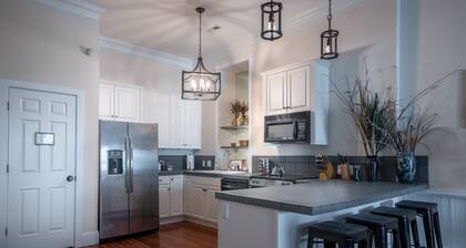 Heart of Downtown Wilmington ILM - Sleeps 12! Sauna, walking distance to a lot.