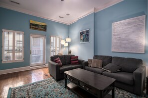 Smart TV, fireplace, books, music library