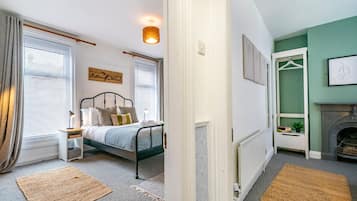 4 bedrooms, iron/ironing board, free WiFi, bed sheets