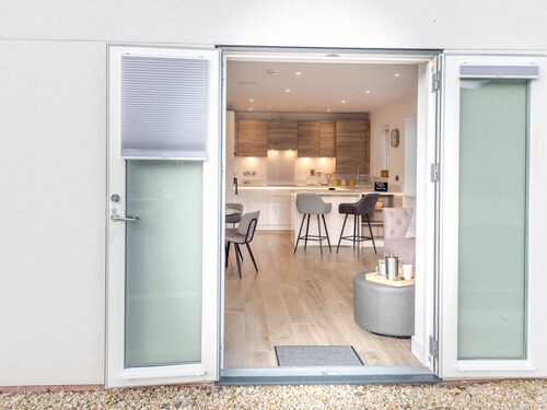 Contemporary Apartment with Secure Parking - Pass the Keys