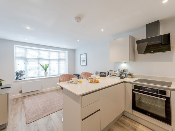 Fridge, microwave, oven, dishwasher - Amaranth Stylish town centre apartment - Pass the Keys (Shrewsbury)