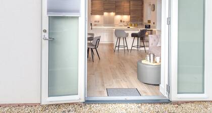 1 bed Albury Contemporary Apartment with Secure Parking - Pass the Keys