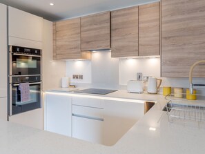 Kühlschrank, Mikrowelle, Ofen, Geschirrspüler