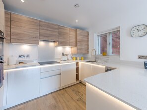 Refrigerador, microondas, horno y lavavajillas 