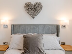 1 habitación, tabla de planchar con plancha y cuna de viaje 