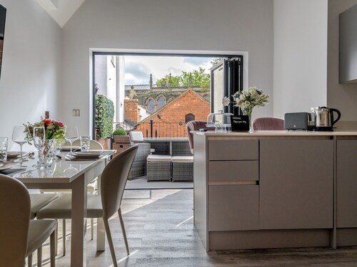 Dahlia Contemporary town centre apartment - Pass the Keys