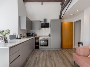 Fridge, microwave, oven, dishwasher - Dahlia Contemporary town centre apartment - Pass the Keys (Shrewsbury)