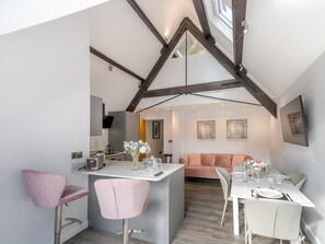 Interior - Dahlia Contemporary town centre apartment - Pass the Keys (Shrewsbury)