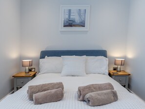 1 quarto, ferros/tábuas de passar roupa, berço de viagem