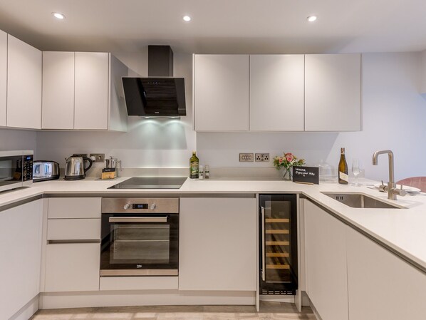 Refrigerador, microondas, horno y lavavajillas