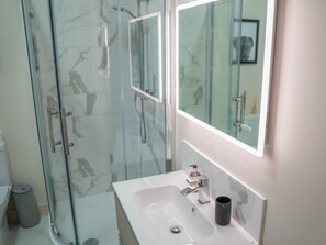 Dusche, Haartrockner, Handtücher, Seife