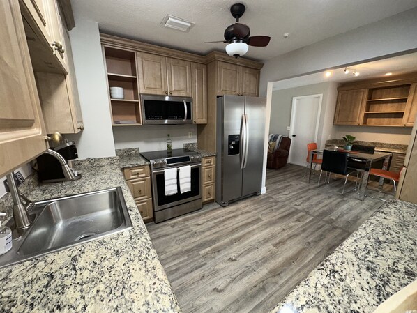 Kylskåp, mikrovågsugn, ugn och spishäll