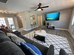 Smart-tv, eldstad, böcker och en stereo