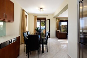 المنشأ ة من الداخل