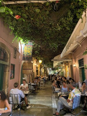 تناول الطعام بالخارج