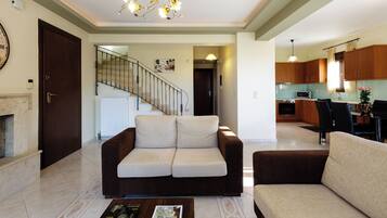 Smart TV, fireplace, DVD player, stereo