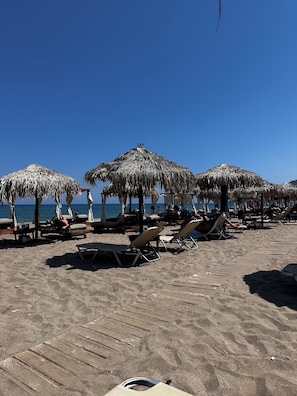 Espreguiçadeiras, toalhas de praia