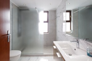 Een douche,  milieuvriendelijk toiletgerief, een haardroger, handdoeken