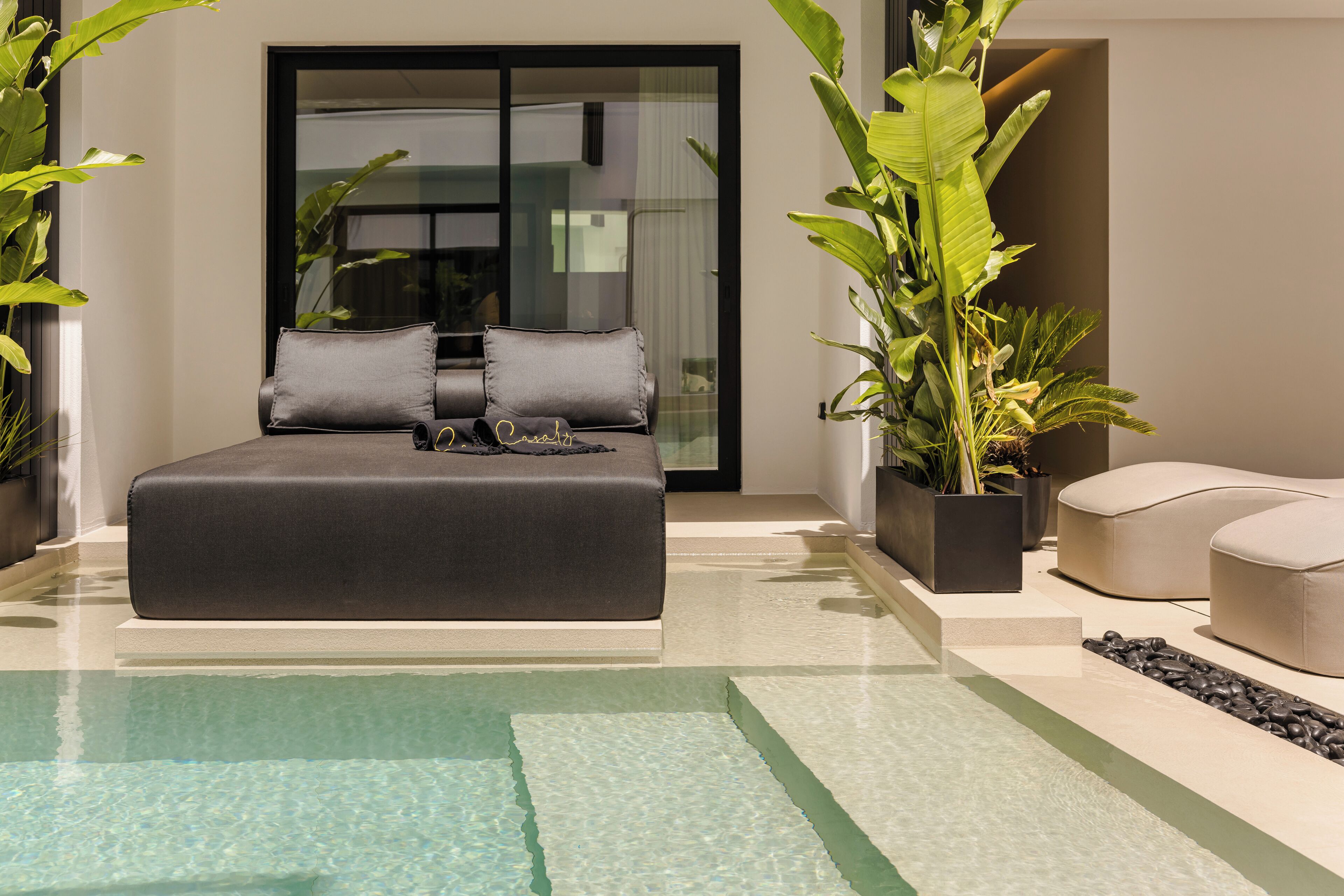 Innenpool, Außenpool (je nach Saison geöffnet), Liegestühle