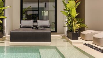 Innenpool, Außenpool (je nach Saison geöffnet), Liegestühle