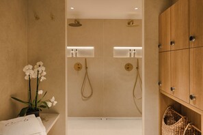 Een sauna, een bubbelbad, een stoombad, lichaamsbehandelingen