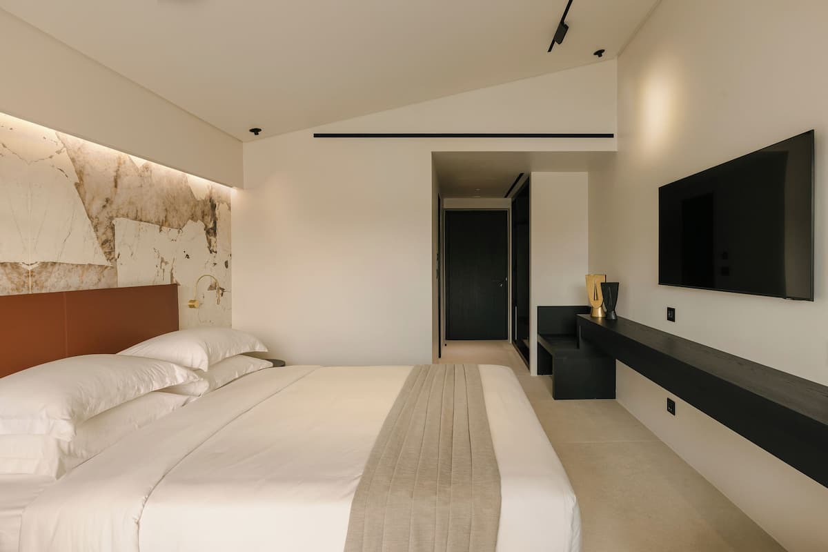 Design Room with Side Sea View | 1 slaapkamer, donzen dekbedden, een minibar, een kluis op de kamer