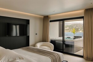Junior Sea View Suite with Jacuzzi & Hammam | Down comforters, minibar, in-room safe, desk
