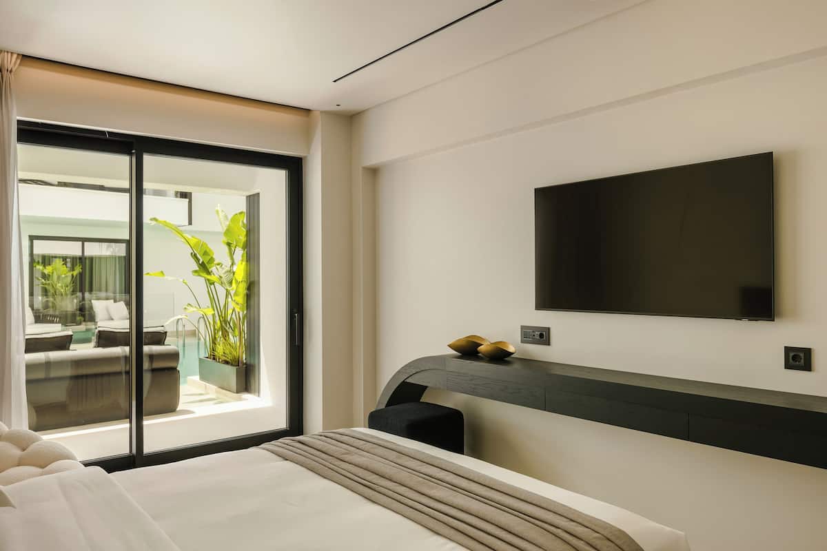 Design Swim Up Room with shared pool | 1 slaapkamer, donzen dekbedden, een minibar, een kluis op de kamer