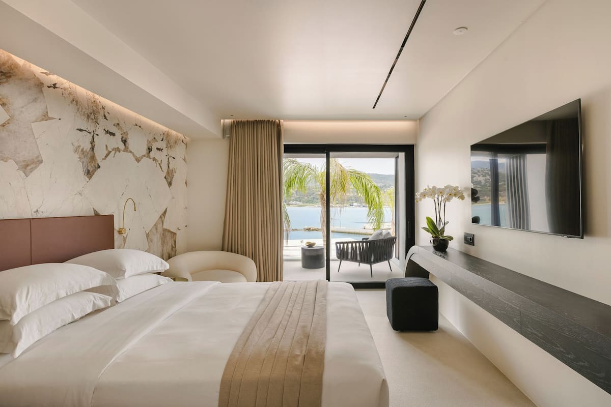 Luxury Room with Sea View | 1 slaapkamer, donzen dekbedden, een minibar, een kluis op de kamer
