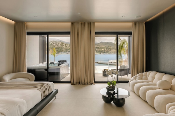 Junior Sea View Suite with Jacuzzi & Hammam | Gebar bulu kapas, bar mini, peti besi dalam bilik, meja