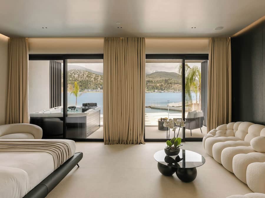 Junior Sea View Suite with Jacuzzi & Hammam | Down comforters, minibar, in-room safe, desk