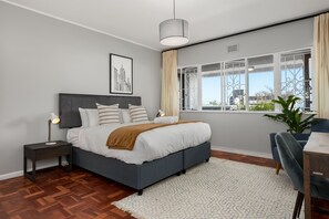 3 habitaciones, escritorio, tabla de planchar con plancha y internet 