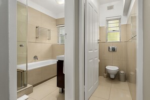 Douche, sèche-cheveux, serviettes fournies, savon