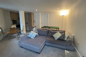 Căn hộ, 1 giường cỡ queen và sofa giường | Khu phòng khách