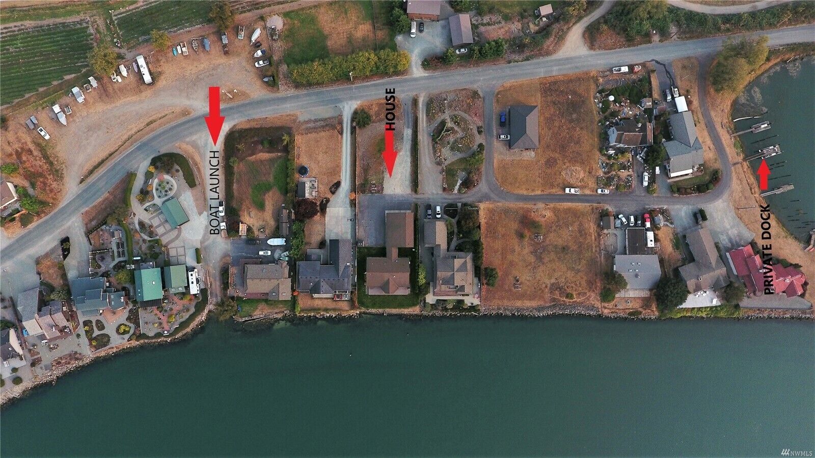 Waterfront getaway in La Conner. Near town, tulip fields and on the beach. 