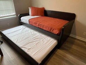 4 quartos, ferros/tábuas de passar roupa, Wi-Fi, roupa de cama