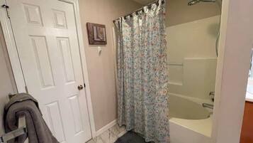 Combined shower/bathtub, hair dryer, towels