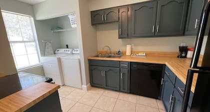 Comfortable Coastal 2 BDRM home - 5 mins to downto