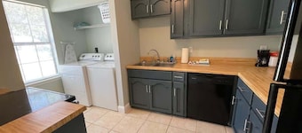 Comfortable Coastal 2 BDRM home - 5 mins to downto