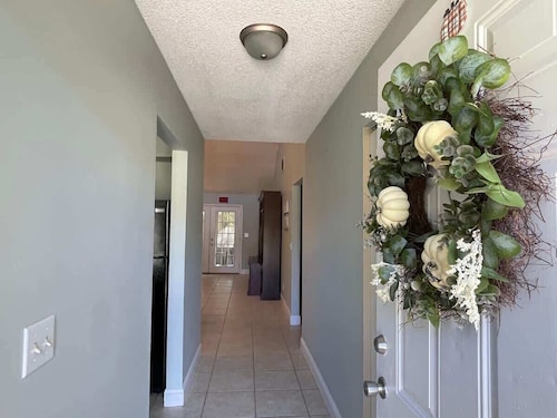 Comfortable Coastal 2 BDRM home - 5 mins to downto