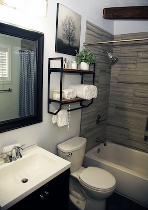 Tina de hidromasaje, amenidades de baño ecológicas, secadora de cabello