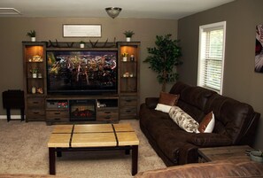 Smart TV, fireplace, video games, DVD player - Cozy Farmhouse - Jetted Tub + Wood Burning Stove (Black Hawk)