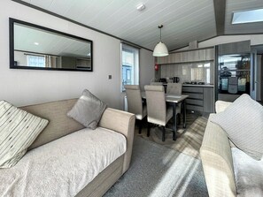 TV - 2 bedroom accommodation in Peterhead (Peterhead)