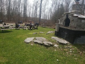 Outdoor dining - Stone Farm House - 3 bedrooms - private on 100 acres - 20 min from Casino Rama (Orillia)