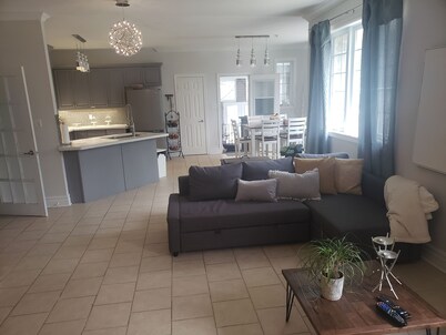 Stone Farm House - 3 bedrooms - private on 100 acres - 20 min from Casino Rama